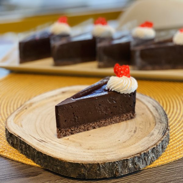 Étcsokoládé mousse torta eper öntettel